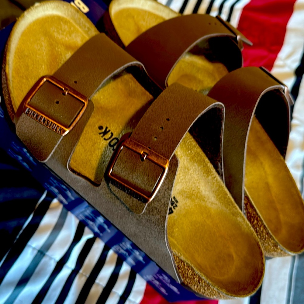 I’m selling Arizona Birkenstocks color mocha size 43 perfect condition